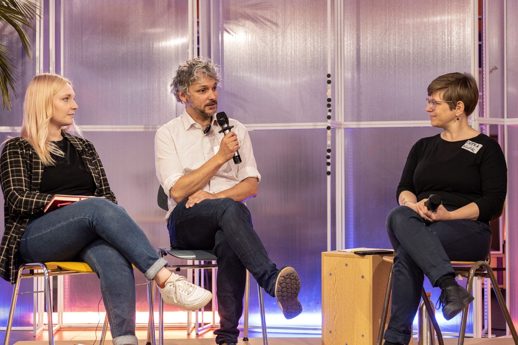 Doktorandin Yvonne Pfeilschifter, Jun.-Prof. Dr. Matthias Grotkopp und Petra Wodtke auf der Bühne der Mall Anders